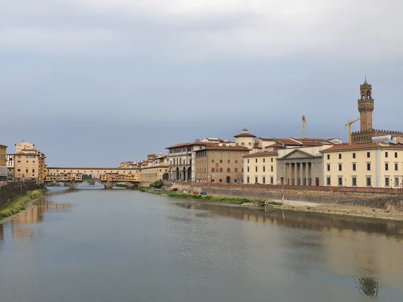 Arno Firenze: Ponte Vecchio, Galleria degli Uffizi e Torre di Palazzo Vecchio in un'unica panoramica