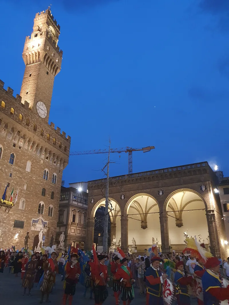 Sbandieratori del Calcio Storico Fiorentino in Piazza della Signoria