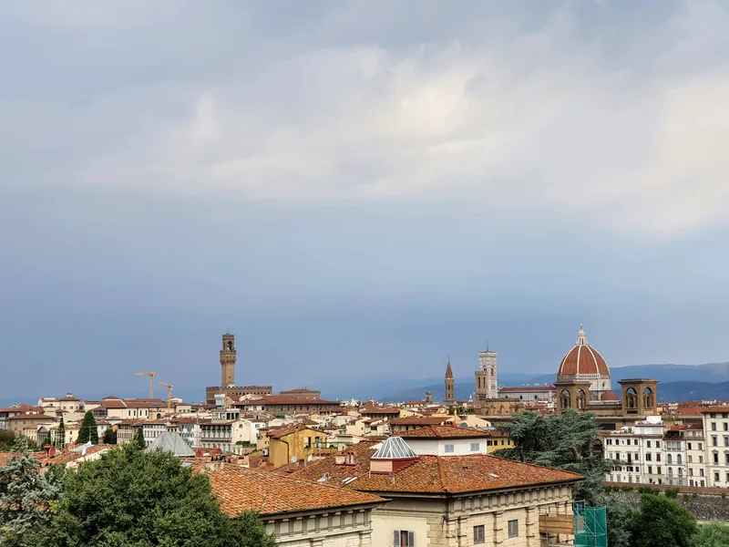 Lungarno di Firenze illuminato di notte con i palazzi storici riflessi nell'Arno