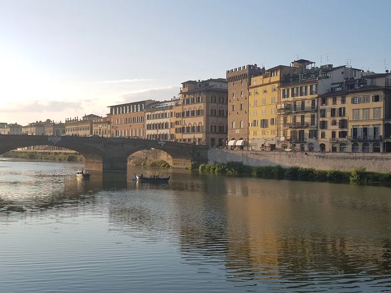 Lungarno di Firenze al tramonto in autunno con luce dorata sull'Arno